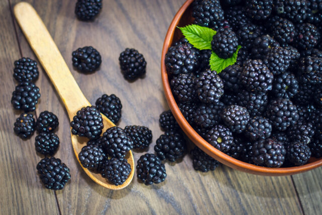 benefici-delle-more-frutta-stagione
